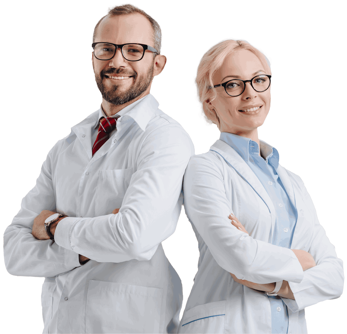 Un hombre y una mujer profesionales de la salud, vestidos con batas blancas y gafas, posan sonrientes de espalda con los brazos cruzados sobre un fondo blanco.